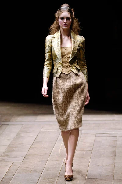 Look 10